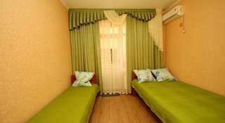 Гостиница on Turgeneva 172a Анапа Трехместный номер с душем-2